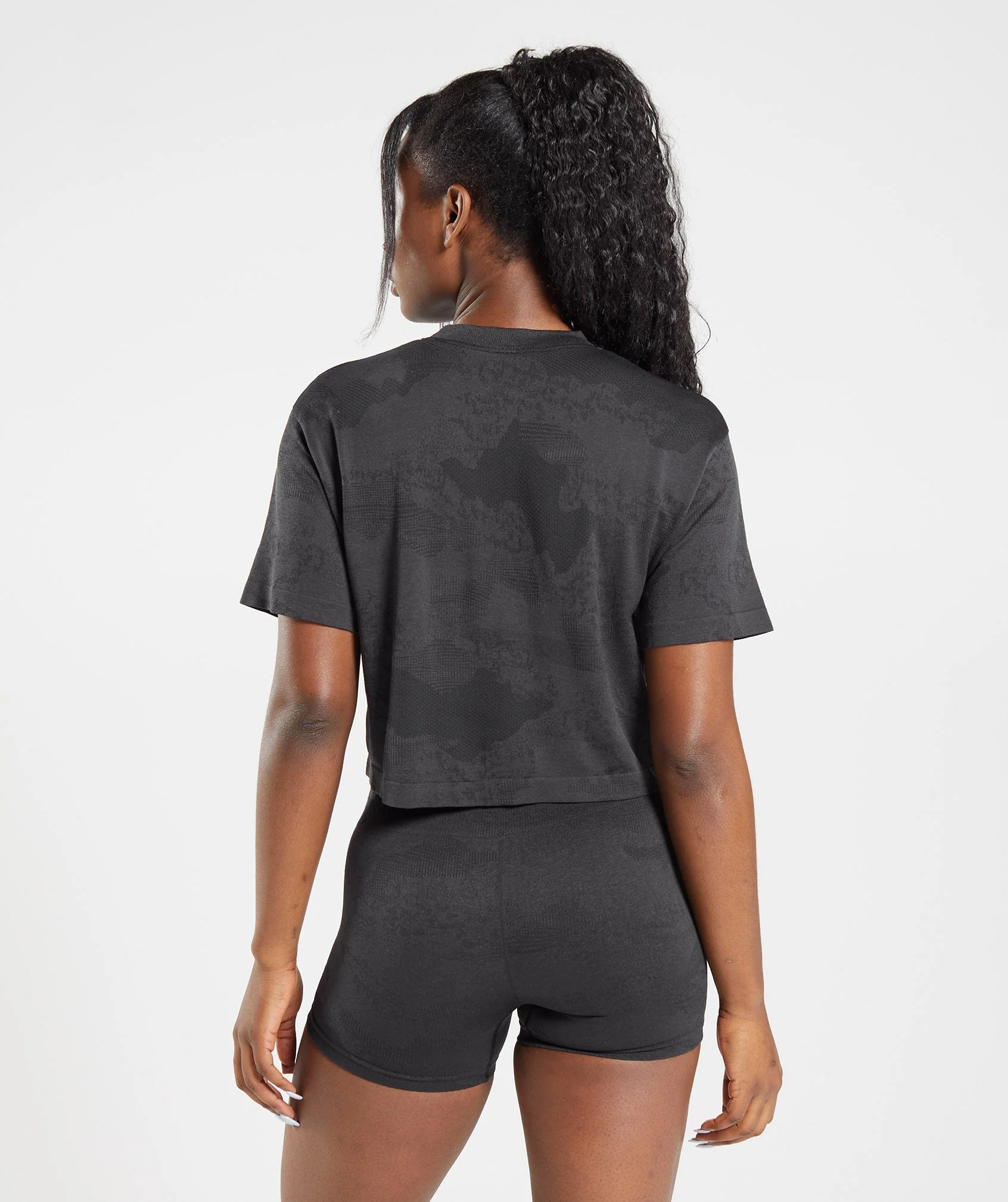 Gymshark Adapt Camo Seamless Crop Top - Black/Onyx Grey - Image 2