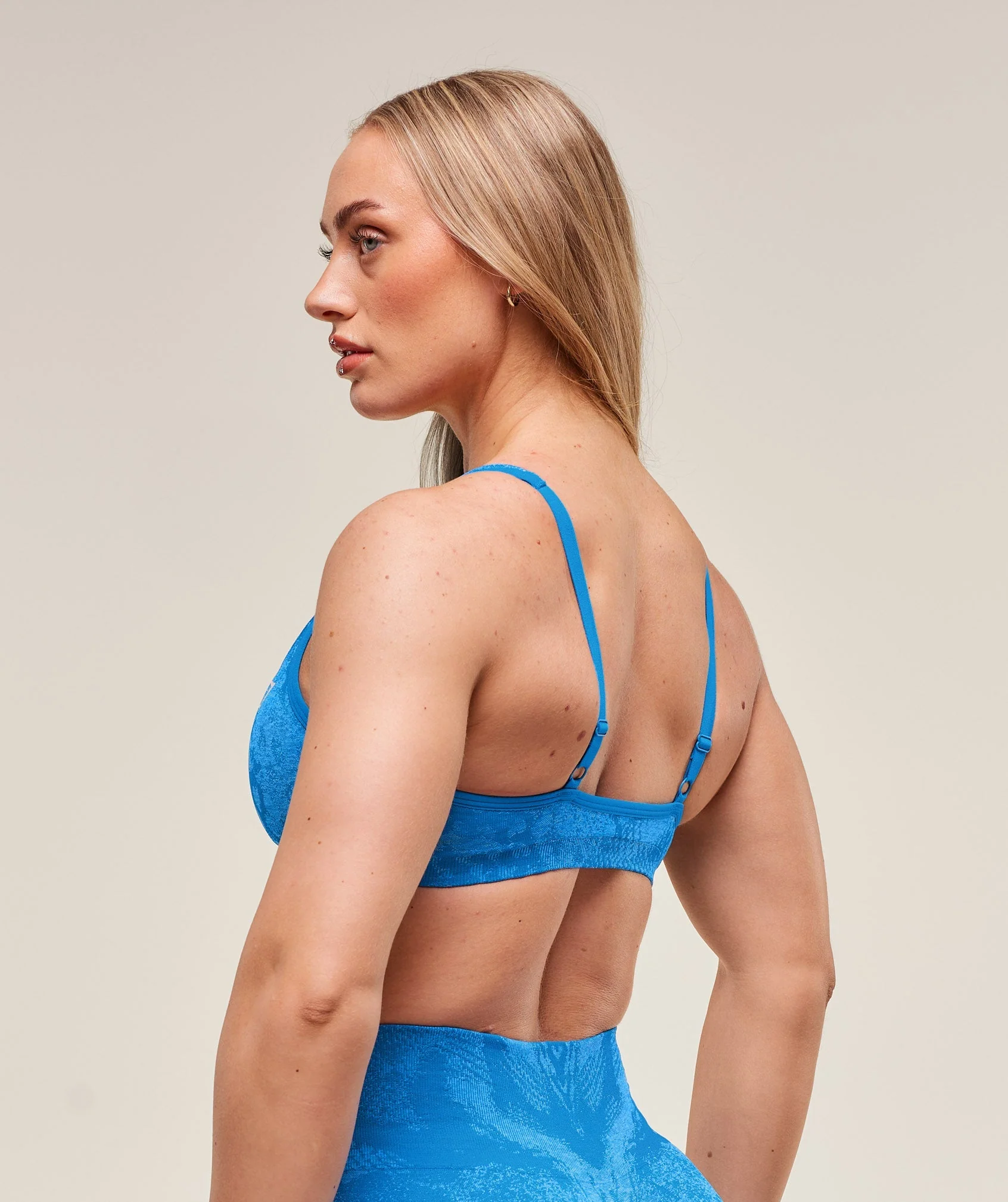 Gymshark Adapt Animal X Whitney Seamless Twist Front Bra - Barbell Blue/Gentle Blue - Image 4