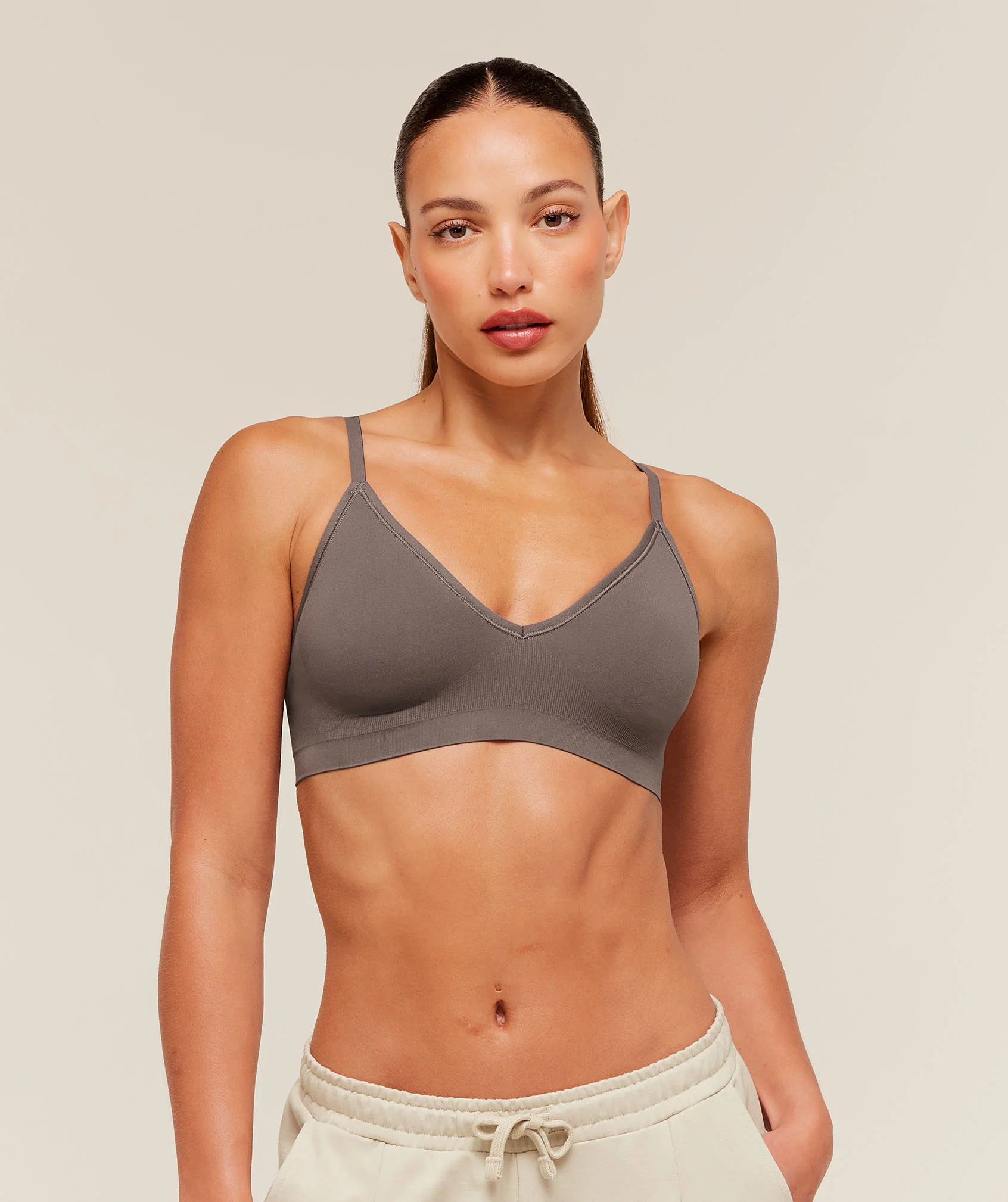 Gymshark FeatherForm V-Neck Bralette - Cool Brown