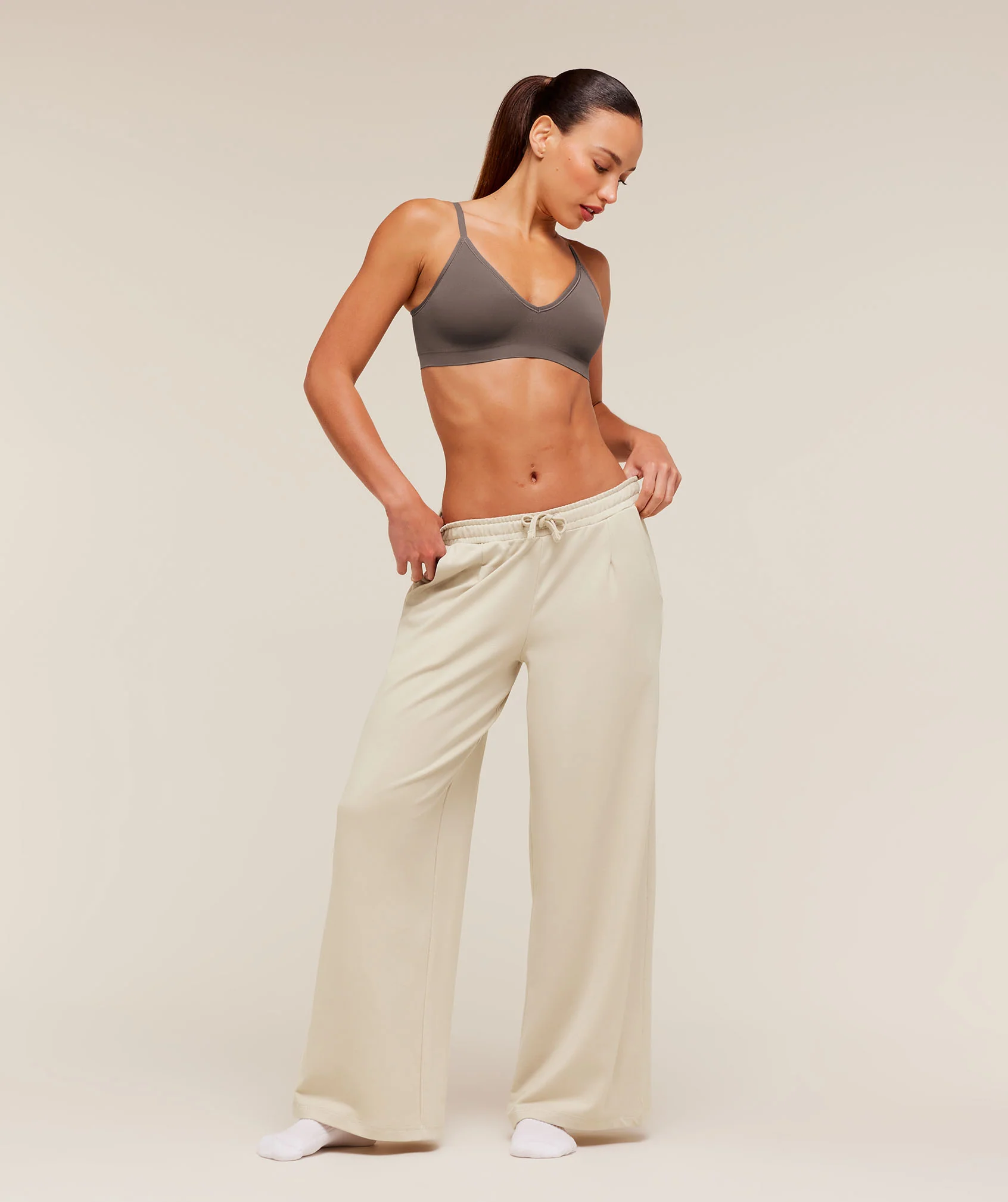 Gymshark FeatherForm V-Neck Bralette - Cool Brown - Image 4