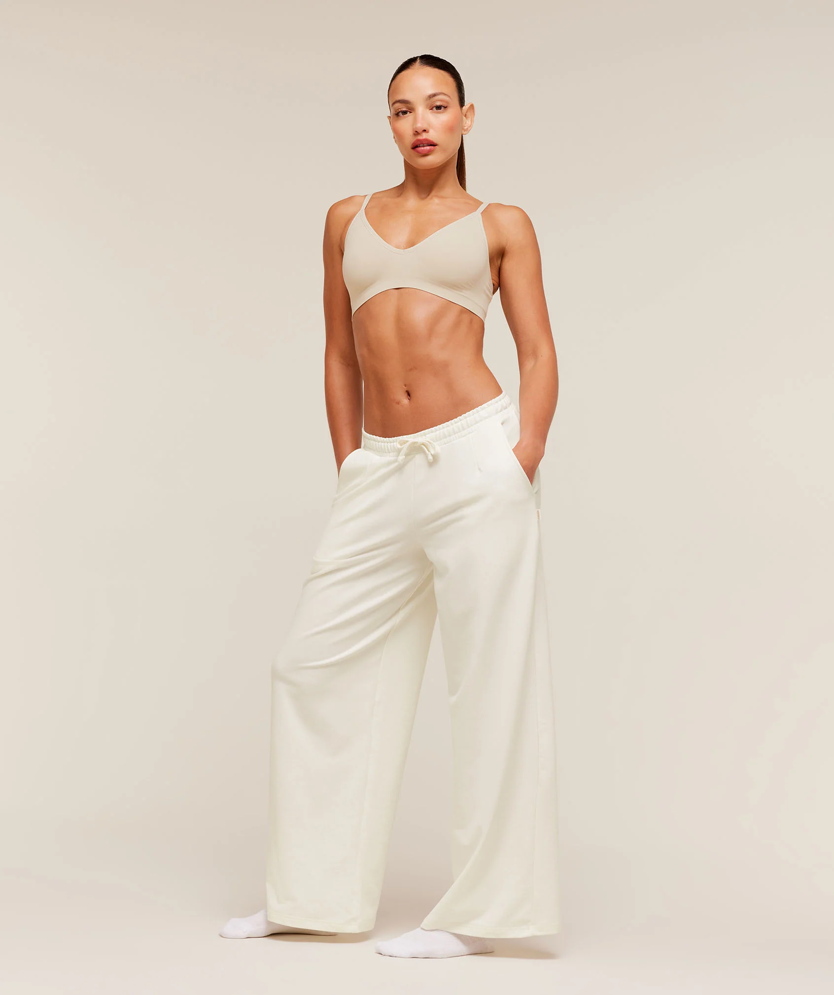 Gymshark FeatherForm V-Neck Bralette - Pebble Grey - Image 4