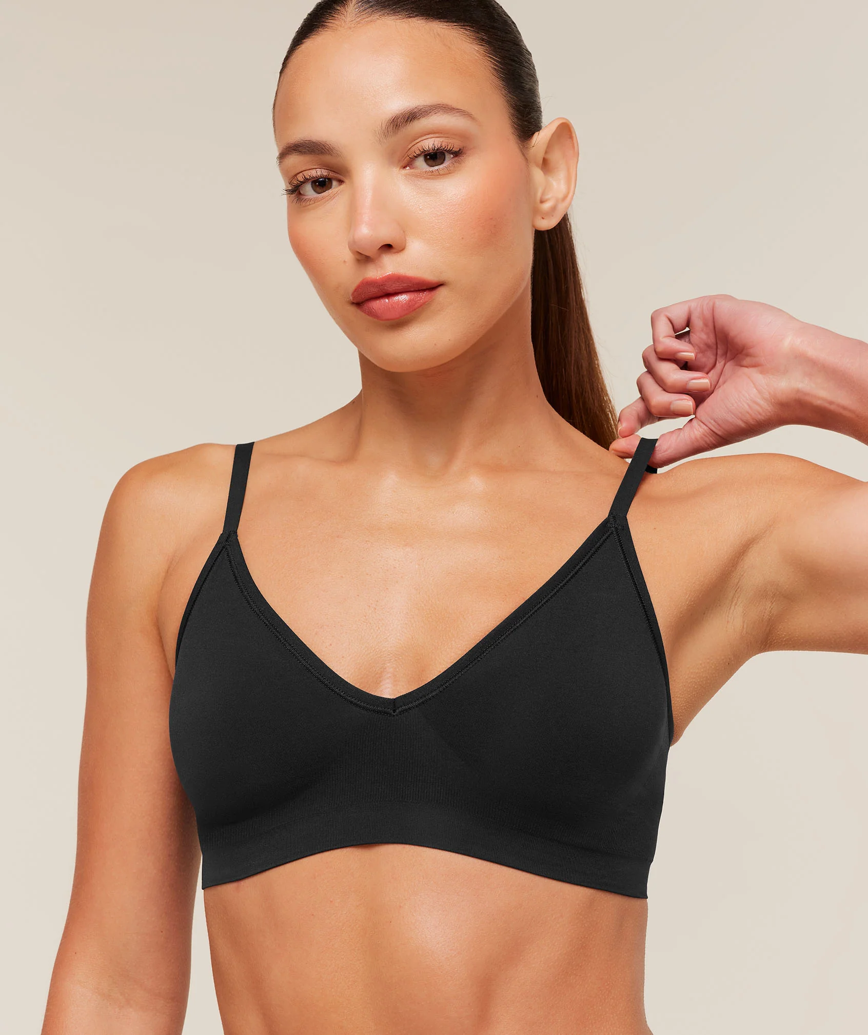 Gymshark FeatherForm V-Neck Bralette - Black - Image 6