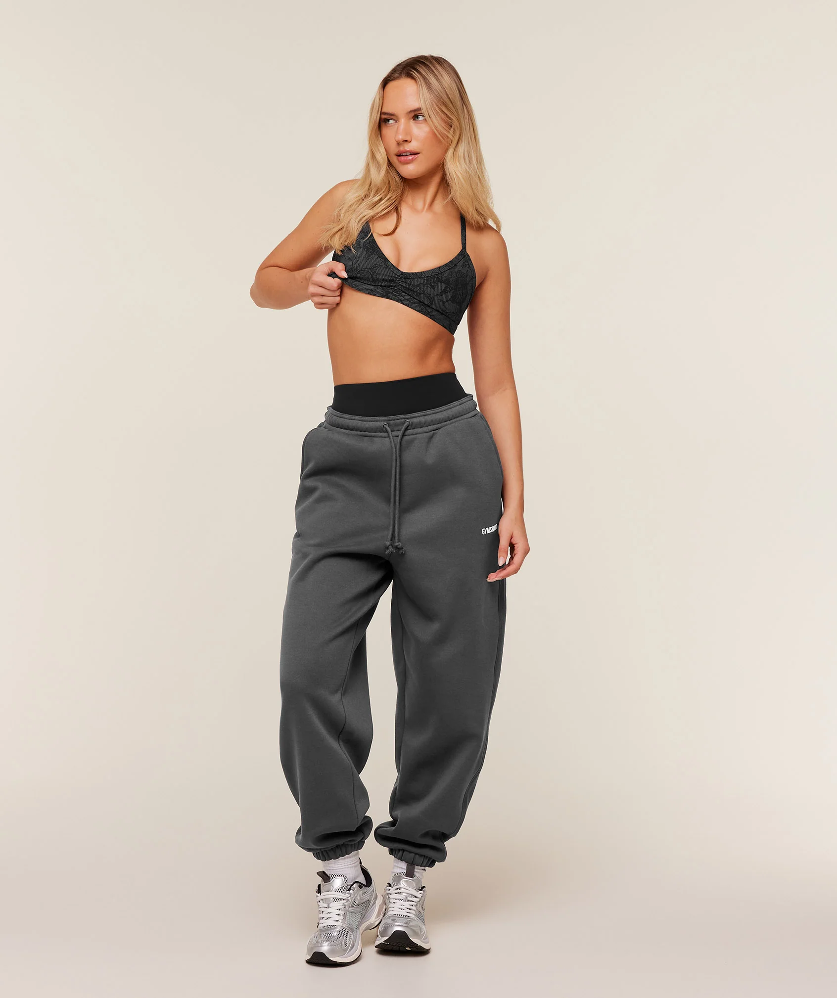 Gymshark Minimal Sports Bra - Black/Onyx Grey - Image 6